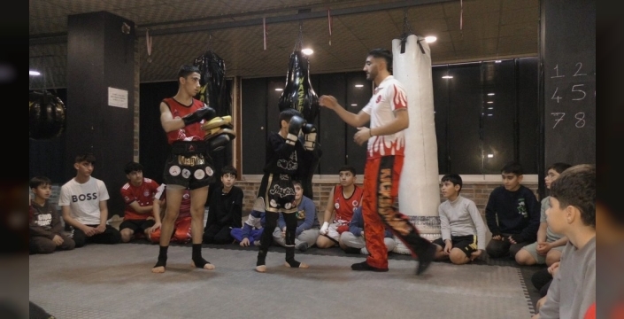 Gençlerin geleceği için dövüş sporları salonu açtı