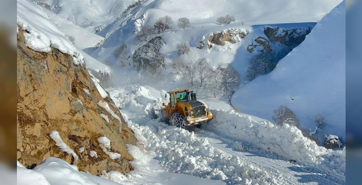 Hakkari'de çığ felaketi: Ulaşım tamamen kesildi