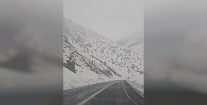 Hakkari'de dağdan kopan dev kaya yola düştü, o anlar kamerada