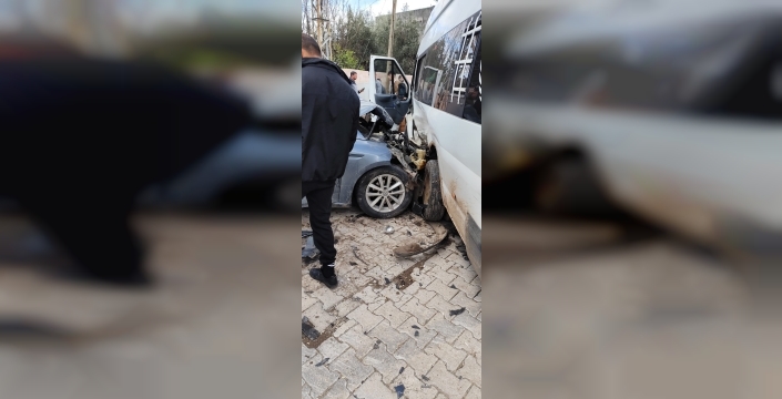 Hatay'da alkollü sürücü öğrenci servisine çarptı: 15 yaralı