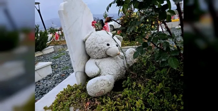 Hatay'da depremin üçüncü yılı: Mezarlıklarda gözyaşı ve tarifsiz acı