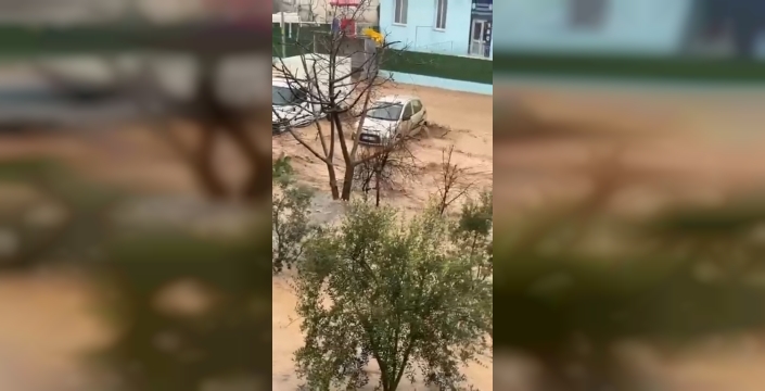 Hatay'da şiddetli sağanak hayatı felç etti: Araçlarda mahsur kalanlar iş makineleriyle kurtarıldı
