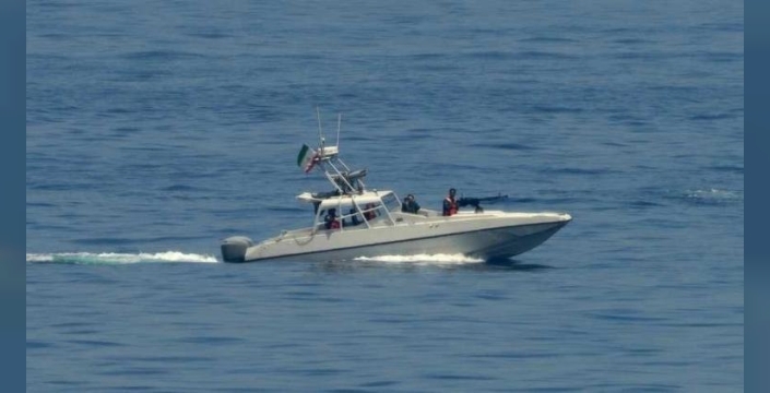 Hürmüz Boğazı'nda savaş tatbikatı: İran, ABD'nin dev uçak gemilerine karşı hazırlık yapıyor