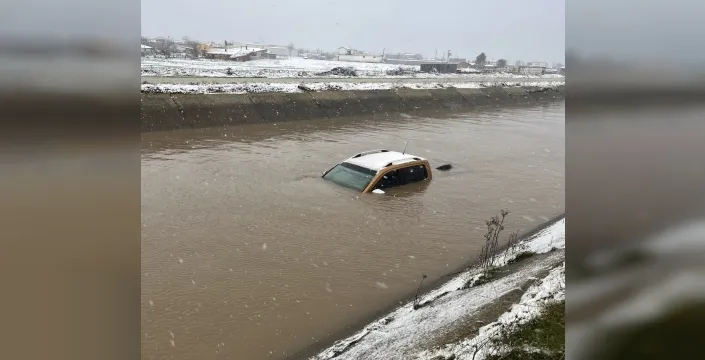 İpsala'da kanala uçan otomobilin sürücüsü sırra kadem bastı, ekipler seferber oldu
