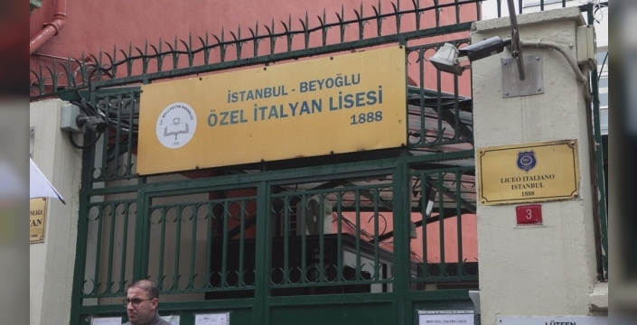 İstanbul'da Özel İtalyan Lisesi'nde grev şoku: Türk öğretmenler okul önünde toplandı