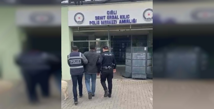 İzmir'de 40 yıl 10 ay hapis cezası bulunan firari göçmen kaçakçısı polis operasyonuyla yakalandı