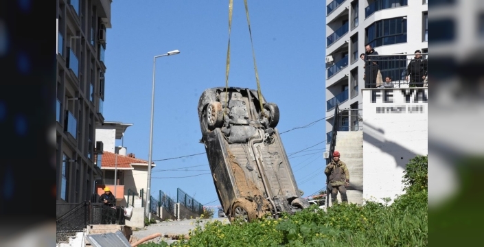 İzmir'de dehşet! Sağanak vurdu, 2 bina ve 7 araç toprağa gömüldü, panik büyüyor