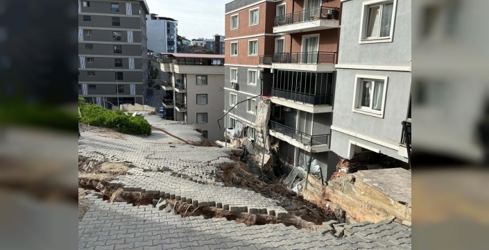 İzmir'de sağanak vurdu: İstinat duvarı çöktü, binalar hasar gördü
