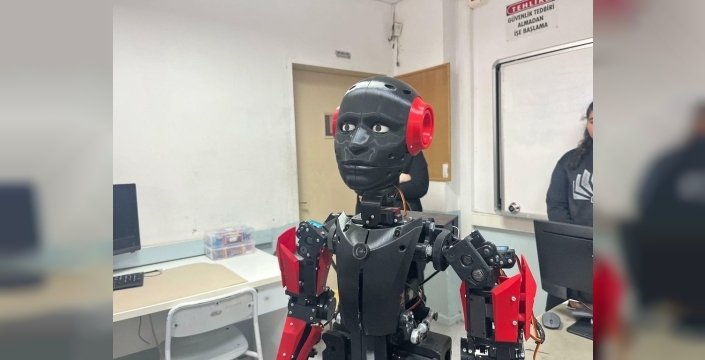 İzmir'deki lise öğrencileri, sohbet eden ve rehberlik yapan 'Altan' robotunu geliştirdi