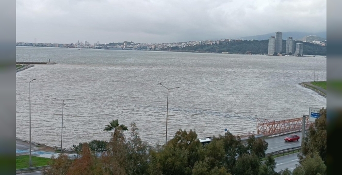 İzmir'i vuran sağanak hayatı felç etti, denizin rengi değişti
