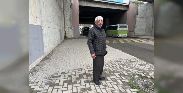 İzmit'te çakmak isteyenler, yaşlı adamı darbetti