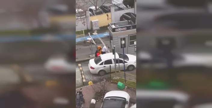 Kadıköy'de yol verme kavgası: Otomobilin aynası paramparça oldu!