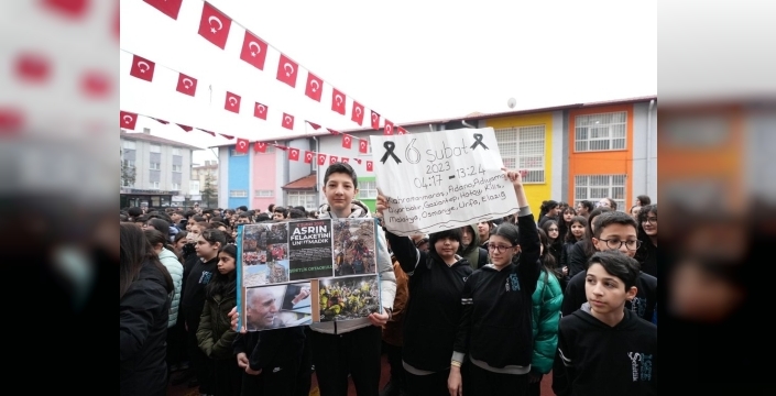 Kahramanmaraş depremlerinde hayatını kaybedenler için okullarda saygı duruşu yapıldı