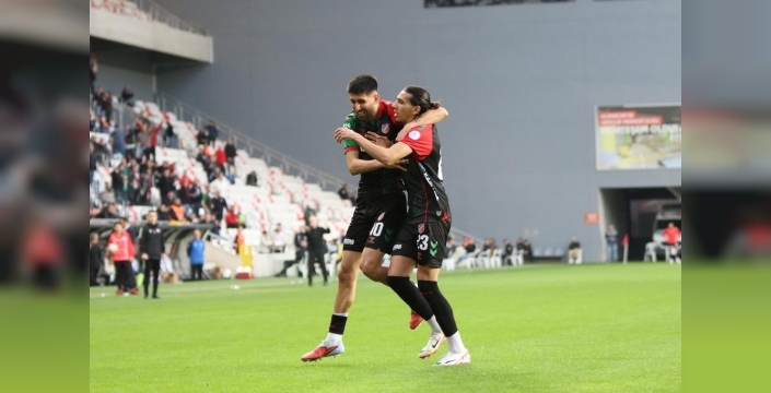 Karşıyaka evinde İzmir Çoruhlu FK'yı 3-1'le geçti, Play-Off hattındaki yerini sağlamlaştırdı