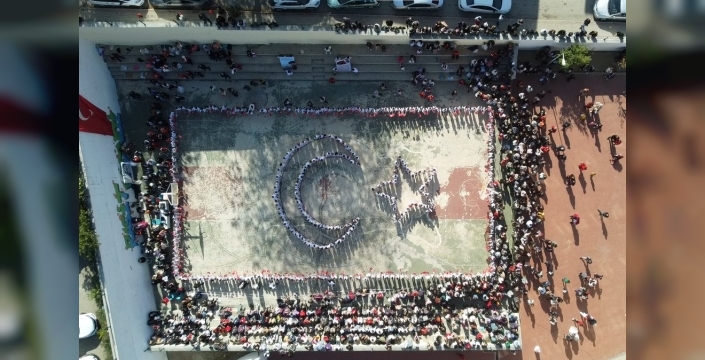 Keşan'daki öğrenciler bayrak sevgisini dronla gösterdi