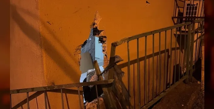 Komşunun kamyoneti eve çarpınca tuğlalar altında kaldı