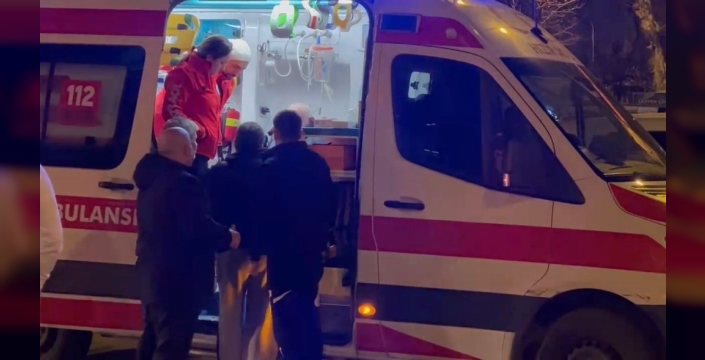 Maltepe'de oto tamirhanesinde çıkan yangın, 3 kişiyi dumandan etkiledi