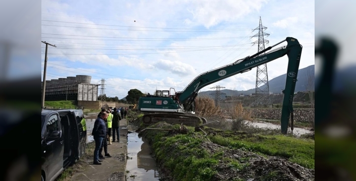 Manisa'da sağanak sonrası dere taştı, yollar sular altında kaldı