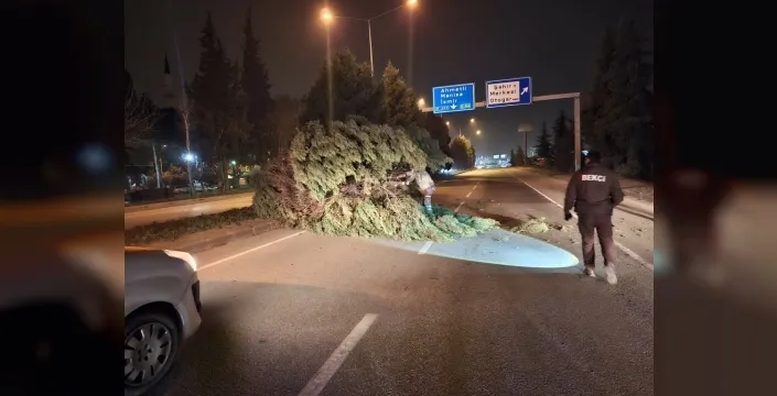Manisa'da şiddetli rüzgar, cami minaresinin külahını uçurdu