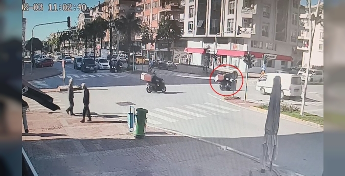 Minibüsle çarpışan motosiklet sürücüsü ölümden döndü