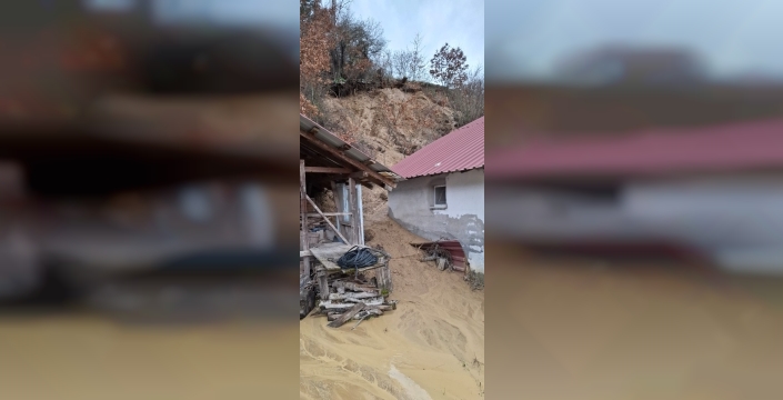 Mudurnu'da heyelan: 3 ev tedbir amacıyla boşaltıldı