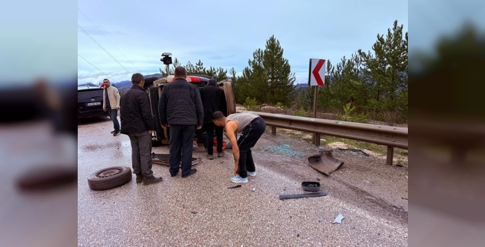 Mudurnu'da yağmurda kontrolden çıkan araçlar çarpıştı: 2 yaralı
