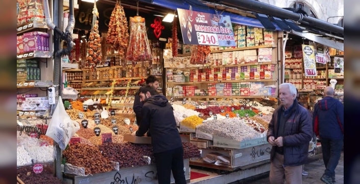 Ramazan bereketi Mısır Çarşısı'nı doldurdu: Fiyatlar tartışılırken alışveriş sürüyor
