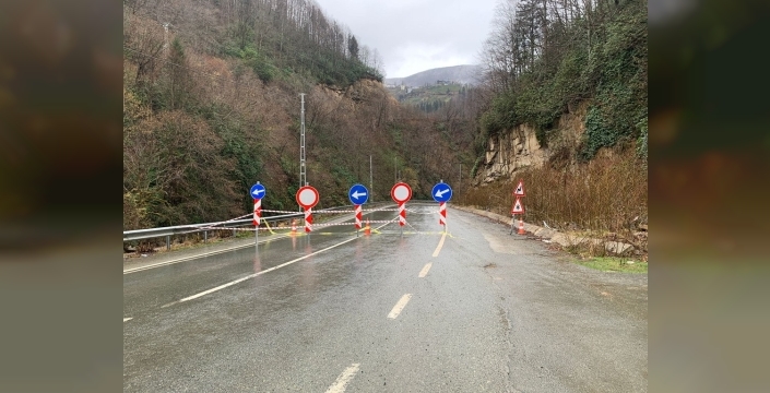 Rize'de heyelan köy yolunu kapattı, ekipler temizlik yaptı