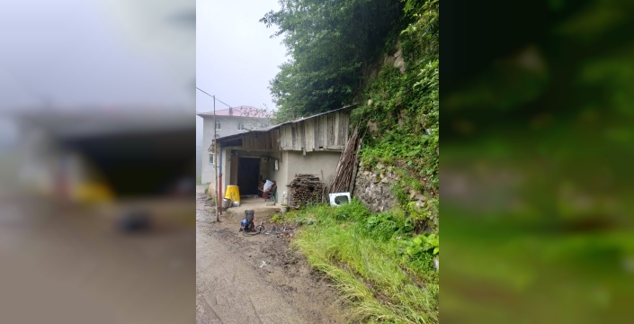 Rize'de heyelan tek katlı evi yuttu, sahipleri 'Çok şükür evde değildik' dedi