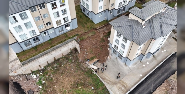 Sakarya'da site duvarı yıkıldı, 32 kişi evinden edildi