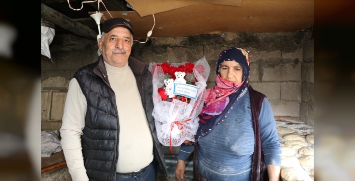 Sevgililer Günü'nde tandırda ekmek pişiren eşine sürpriz çiçek