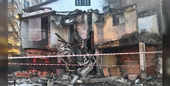 Sivas'ta terk edilmiş bina faciası: Çökme anı kamerada