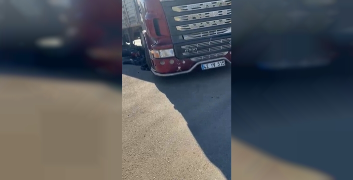 TIR altında kalan motosiklet sürücüsünü kaskı ve ekipmanları kurtardı