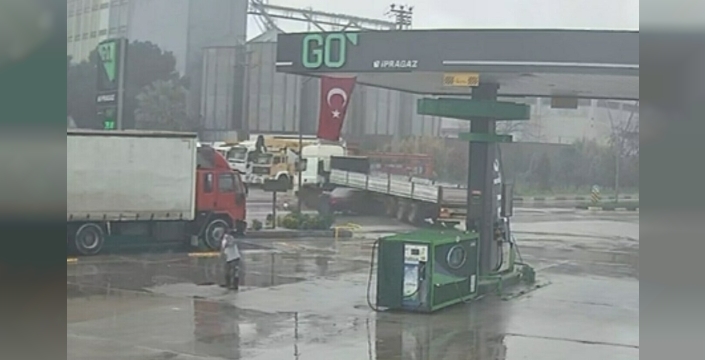 Turgutlu'da kaza: otomobil TIR'a çarptı, bir yaralı