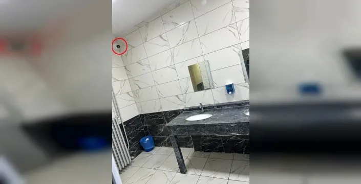 Tuvaletlere kamera skandalında veliler isyan etti: Okul müdürü göreve dönsün