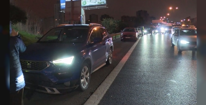 Ümraniye'de 8 aracın karıştığı zincirleme kaza trafiği felç etti