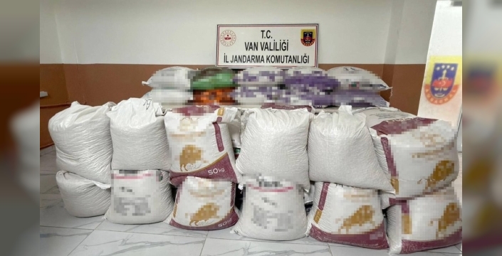 Van'da şok baskın: 3,5 milyon TL'lik kaçak gıda malzemesi ele geçirildi!