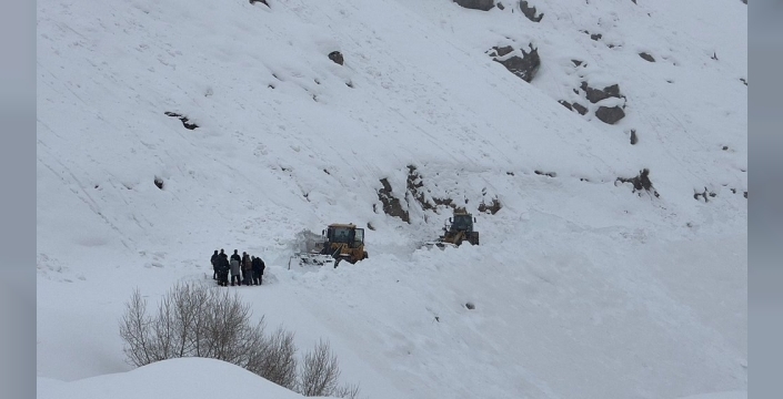 Yüksekova'da çığ nedeniyle 2 aydır kapalı olan mezra yolu açıldı