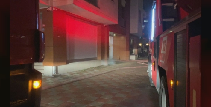 Zeytinburnu'nda otoparkta çıkan yangında 5 araç hasar gördü