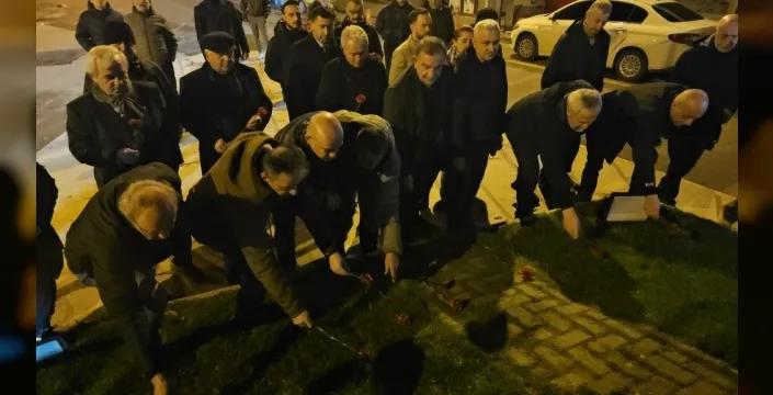 Zonguldak'ta depremin üçüncü yılında gece yarısı anması: 'Madenci varsa umut vardır