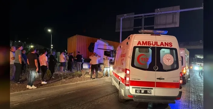 Kütahya'da TIR refüje çıkarak sürücüsü yaraladı