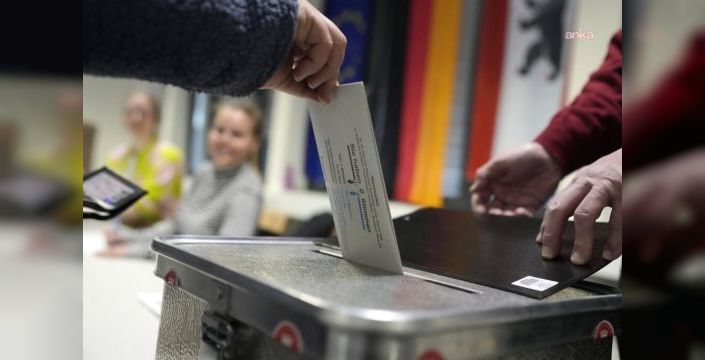 Almanya'da iki eyalette sandıklar açıldı