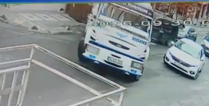 Bağcılar'da su tankeri kayarak hasara yol açtı