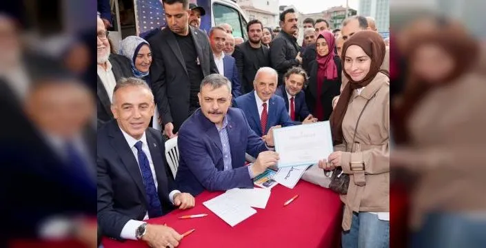 Bakan Çiftçi, Ümraniye'de 'Türkiye Yüzyılı' temaslarında bulundu