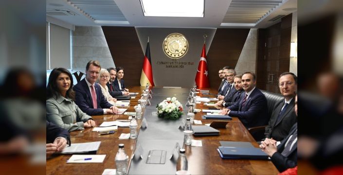 Bakan Kacır, Almanya’nın Kuzey Ren-Vestfalya Başbakanı ile görüştü