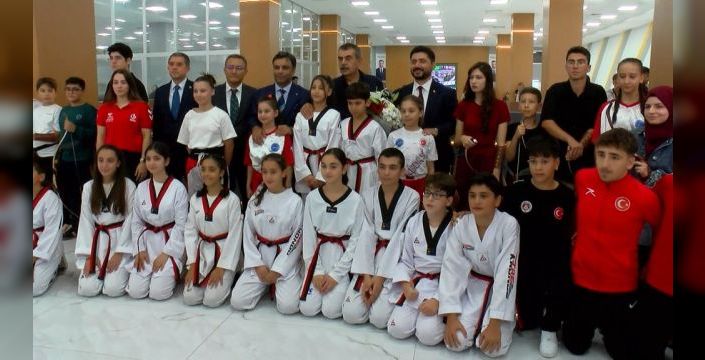 Bakan Tekin Bağcılar'daki spor kompleksini gezdi