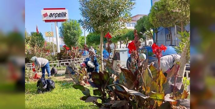 Burhaniye'de parklar sonbahara hazırlandı