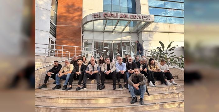CHP, Çiğli Belediye Başkanı Yıldız'ın AK Parti'ye geçişini protesto etti