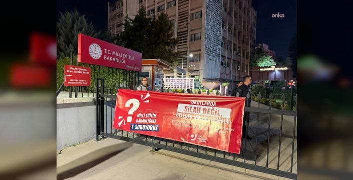 CHP Gençlik Kolları, MEB önünde silahlı saldırılara karşı eylem düzenledi