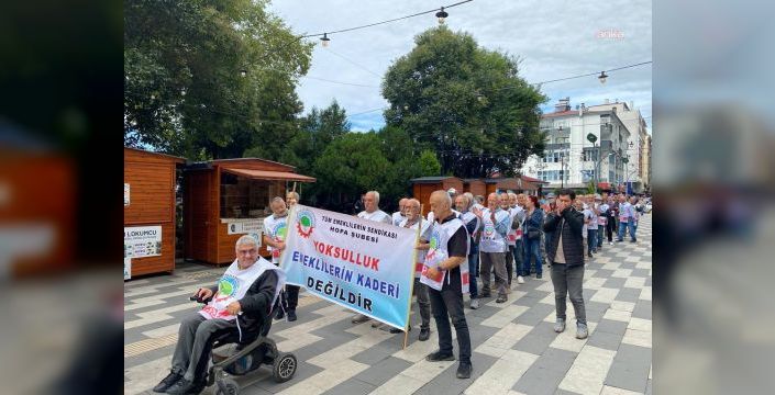 Emekliler, maaşlarının artırılması için alanlarda toplandı
